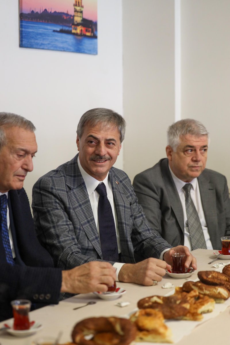 sbYusufAlemdar's tweet photo. 📍 Erenler

Güne Erenler ilçemizde başlıyoruz. Erenler Belediye Başkanımız Rahmi Şengül, Erenler İlçe Başkanımız Ömer Barik, Sakarya Esnaf ve Sanatkarlar Odaları Birliği (SESOB) Başkanı Hasan Alişan ile birlikte Erenler Atatürk Sanayi Yönetim Kurulu Başkanı Ömer Bayrak ve sanayi esnafımızla kahvaltıda bir araya geldik.

Amacımız birlik olmak, ortak akılla şehrimizi yönetmek. İlk esnaf ziyaretimizi Atatürk Sanayi’nden, buradan başlattık. Esnafımızın bir derdi olursa bize gelecek istişare edeceğiz ve ortak akılla en uygun çözümü bulacağız.

#HazırızKararlıyız
#BirlikteDahaGüçlüSakarya
