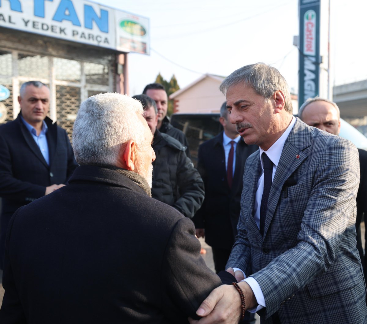 sbYusufAlemdar's tweet photo. 📍 Erenler

Güne Erenler ilçemizde başlıyoruz. Erenler Belediye Başkanımız Rahmi Şengül, Erenler İlçe Başkanımız Ömer Barik, Sakarya Esnaf ve Sanatkarlar Odaları Birliği (SESOB) Başkanı Hasan Alişan ile birlikte Erenler Atatürk Sanayi Yönetim Kurulu Başkanı Ömer Bayrak ve sanayi esnafımızla kahvaltıda bir araya geldik.

Amacımız birlik olmak, ortak akılla şehrimizi yönetmek. İlk esnaf ziyaretimizi Atatürk Sanayi’nden, buradan başlattık. Esnafımızın bir derdi olursa bize gelecek istişare edeceğiz ve ortak akılla en uygun çözümü bulacağız.

#HazırızKararlıyız
#BirlikteDahaGüçlüSakarya