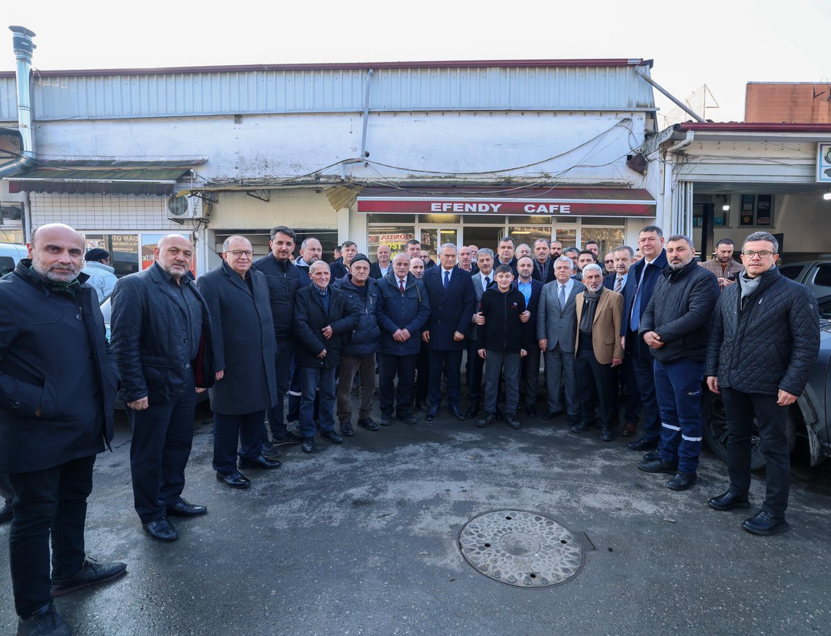 sbYusufAlemdar's tweet photo. 📍 Erenler

Güne Erenler ilçemizde başlıyoruz. Erenler Belediye Başkanımız Rahmi Şengül, Erenler İlçe Başkanımız Ömer Barik, Sakarya Esnaf ve Sanatkarlar Odaları Birliği (SESOB) Başkanı Hasan Alişan ile birlikte Erenler Atatürk Sanayi Yönetim Kurulu Başkanı Ömer Bayrak ve sanayi esnafımızla kahvaltıda bir araya geldik.

Amacımız birlik olmak, ortak akılla şehrimizi yönetmek. İlk esnaf ziyaretimizi Atatürk Sanayi’nden, buradan başlattık. Esnafımızın bir derdi olursa bize gelecek istişare edeceğiz ve ortak akılla en uygun çözümü bulacağız.

#HazırızKararlıyız
#BirlikteDahaGüçlüSakarya
