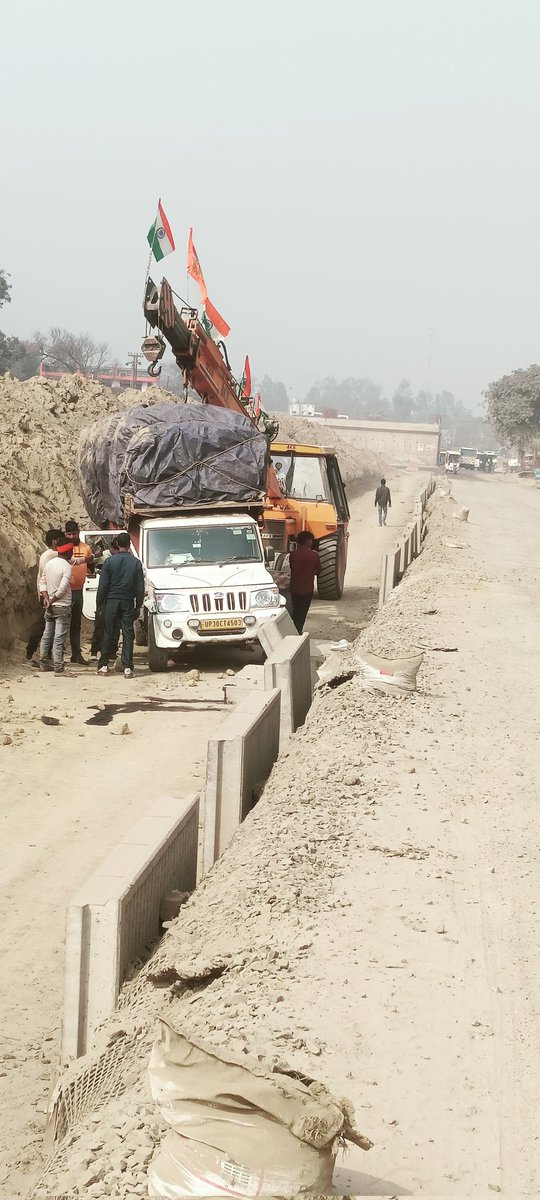731 एन एचएआई निर्माणाधीन लखनऊ हरदोई राजमार्ग पर मलिहाबाद क्षेत्र के भतोइया गांव के निकट बन रहे अंडरपास के पास एन एचएआई
 विभाग के अधिकारियों की लापरवाही के चलते आय दिन हो रहे हादसे छोटे बड़े वाहनों को  निकलने में जान जोखिम में डालनी पड़ रही.