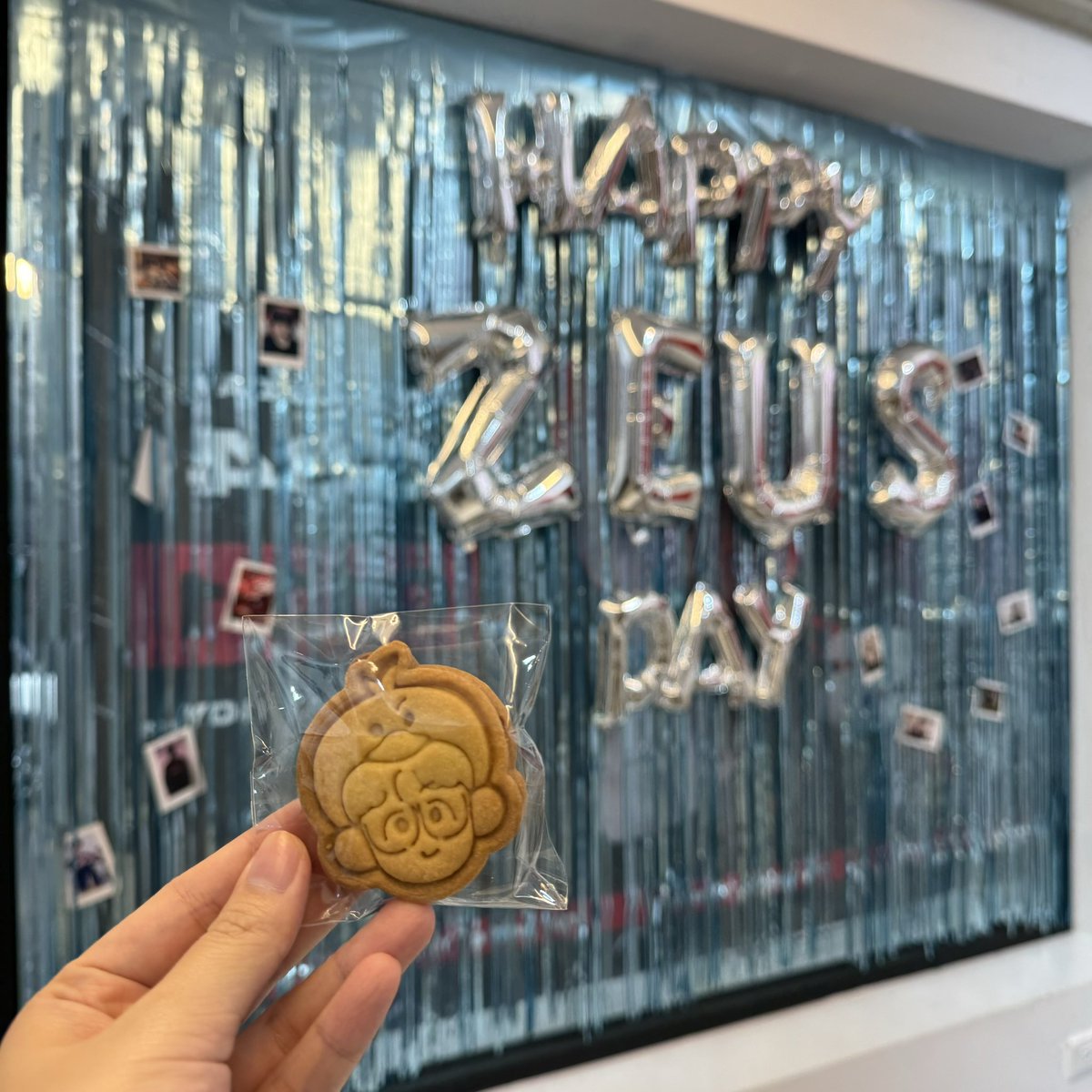 aru__0524's tweet photo. ⚡️小齊生日快樂⚡️

辦生日應援的老師辛苦了🥹🫶🏻
有這麼漂亮又用心的應援
我是宙斯的話我都要哭了

 #FEEL_THE_THUNDER_OF_ZEUS 
 #우제와_함께하는_봄여름가을겨울 https://t.co/sA0lFQr0rF