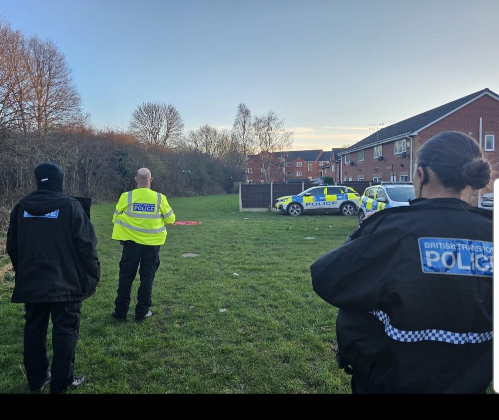 Yesterday Doncaster Disruption Tasking Team and Response officers assisted @SypDon in locating a vulnerable young person reported to be near the railway. The drone was able to locate and keep observations on them until local officers arrive and give support needed. #teamwork
