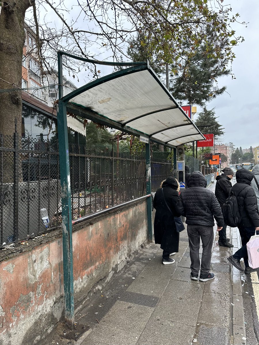 Ayrılıkçeşmesi / Marmaray otobüs durağı oldukça yoğun kullanılan bir durak olmasına rağmen bir çöp kutusunu, yağmurdan koruyacak bir çatıyı haketmiyor mu? <a href="/ietttr/">İETT</a>