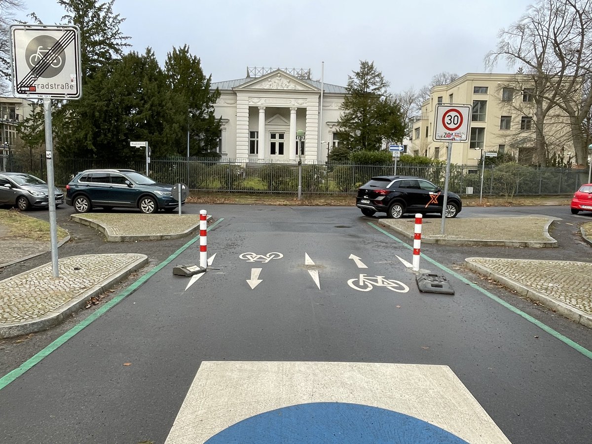 BikerPankow's tweet photo. Am #Majakowskiring #Pankow wurden über Nacht alle Absperrgitter komplett abgeräumt. Nur die Sockel sind noch da. Auch die Falschparker im Einmündungsbereich hat man stehen lassen. Freie Fahrt für freie Autos! #Pollergate https://t.co/AUXY2Ulv0b