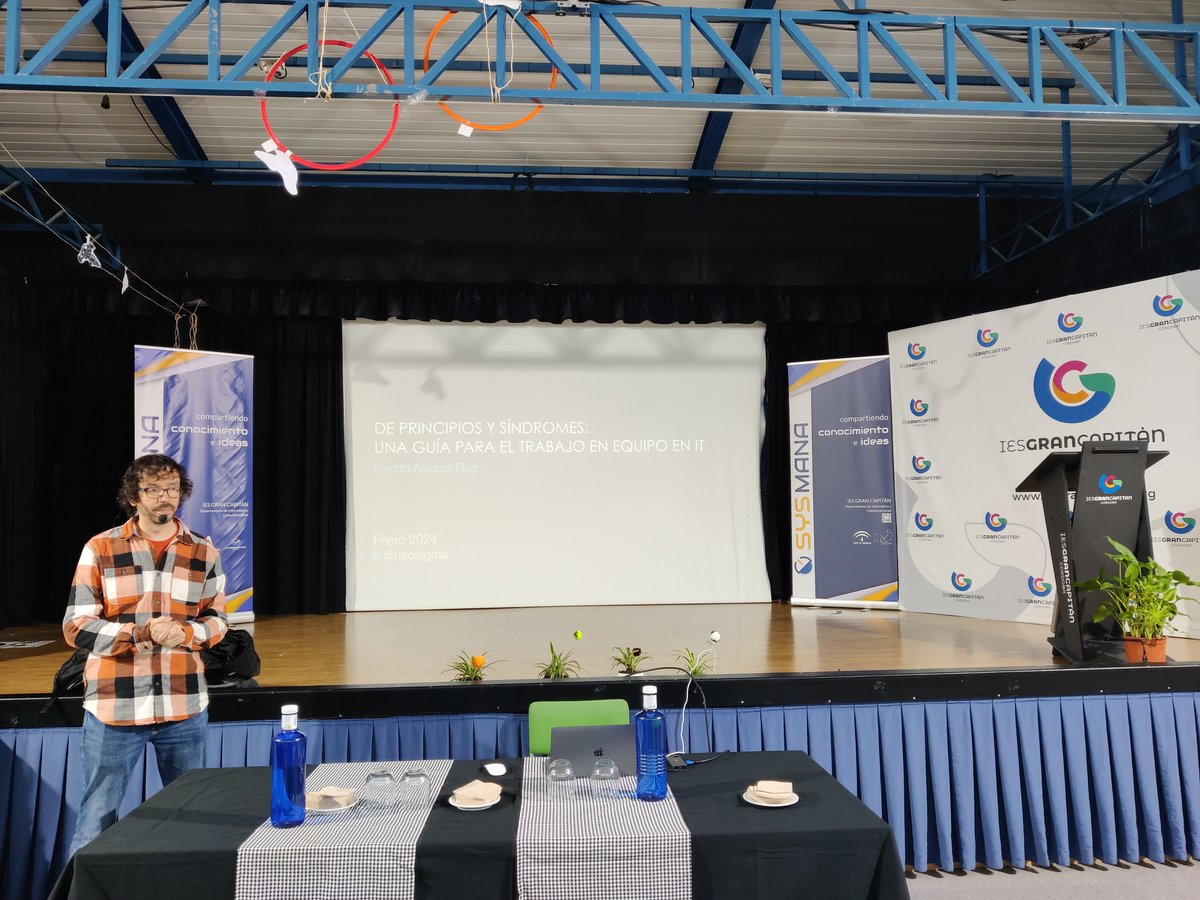 jaimerr's tweet photo. Comenzamos Miércoles de #Sysmana2024 con @neonigma con su charla "De principios y síndromes. Una guía para el trabajo en equipo en TI" donde enseñará a nuestro alumnado su experiencia en la gestión de equipos en TI y les dará todo tipo de consejos. Super interesante!! https://t.co/lQ9Fc265th