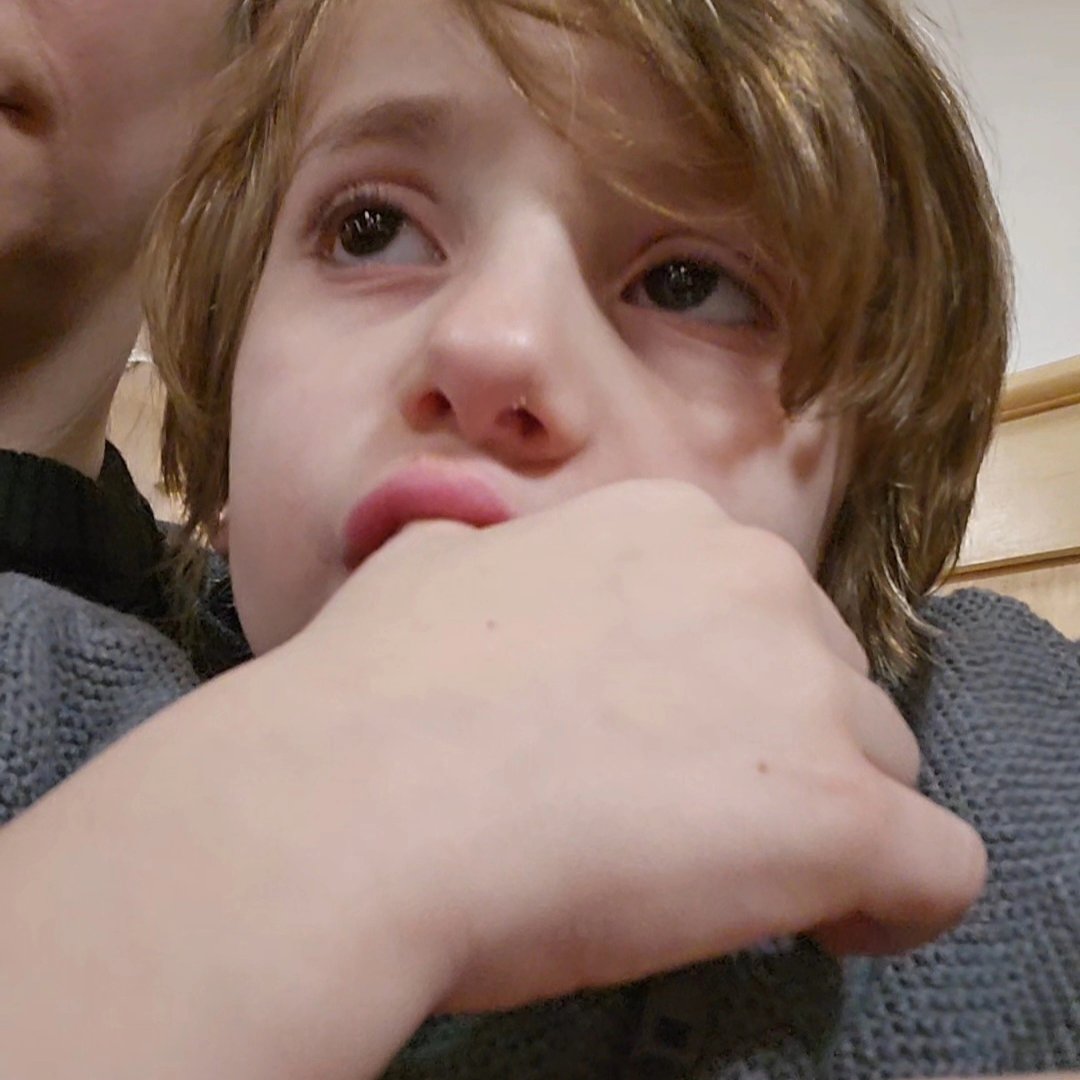 SingleMamaMagic's tweet image. @deskon7 @7News children held against their will. Violation of 14th Amendement, no due process. 

[Photo of 5 year old traumatized, regressing with thumb sucking]