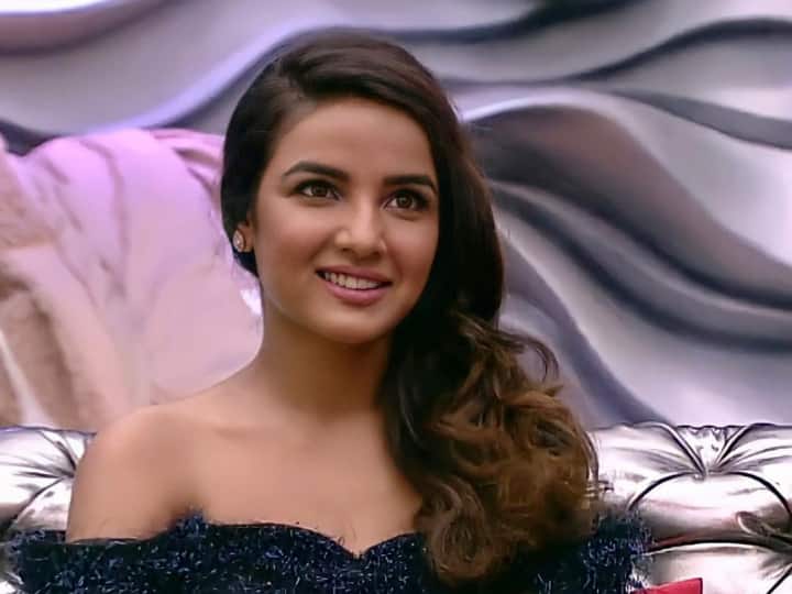 Itsmeriya16's tweet photo. She made it all alone ❣️ #JasminBhasin

From Here                      To Here https://t.co/JQ9EunT6p0
