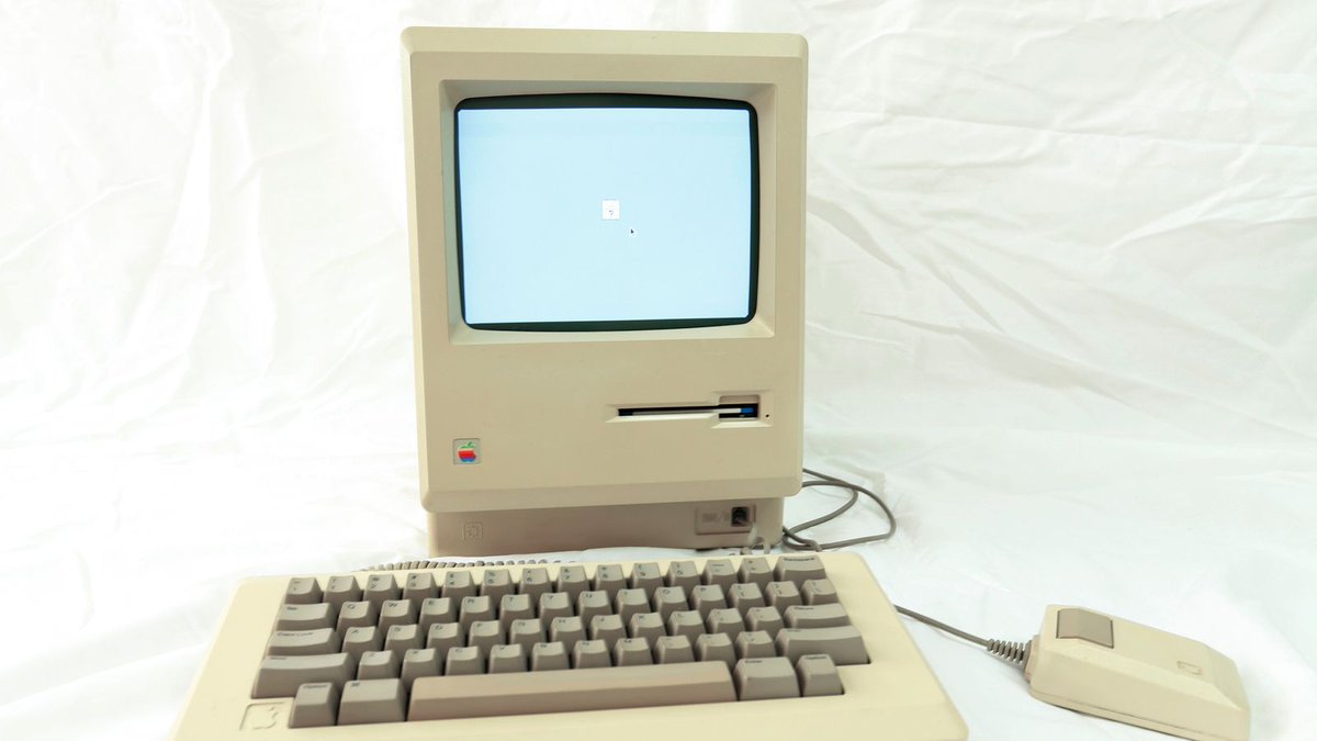 A game changing computer: #Apple's first #Macintosh turns 40 
Who had one of these?  😉

zurl.co/dsfi