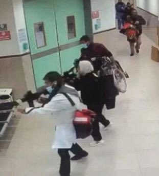 GabyLob's tweet photo. Ayer se informó que tres terroristas se habían escondido en un hospital palestino en Yenín. Un pequeño comando israelí ingresó por la puerta de entrada del hospital, mató a los terroristas con silenciador, y se retiró caminando. Quizás en la ONU condenen a Israel por ingresar sin permiso (tal como en 1976 condenaron a Israel por el rescate en Entebbe “que había violado el espacio aéreo ugandés”). O quizás en La Haya acusen a Israel por genocidio (recordemos que, cuando se trata de Israel, más de dos muertes ya son un “genocidio”). Quizás los palestinos piensen dos veces antes de hospedar a sus “mártires” en hospitales y escuelas. Lo que no es “quizás”, sino indudable, es la admiración que despierta la valentía de nuestros combatientes.