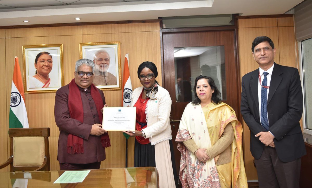 RamsarConv's tweet photo. Today the Secretary General @MumbaMusondam met with Honourable @byadavbjp, Minister of Environment, Forest and Climate Change, Government of India.

During the meeting she officially presented the certificates designating five new #RamsarSites, bringing the total in India to 80. https://t.co/E7BAZpjfGF