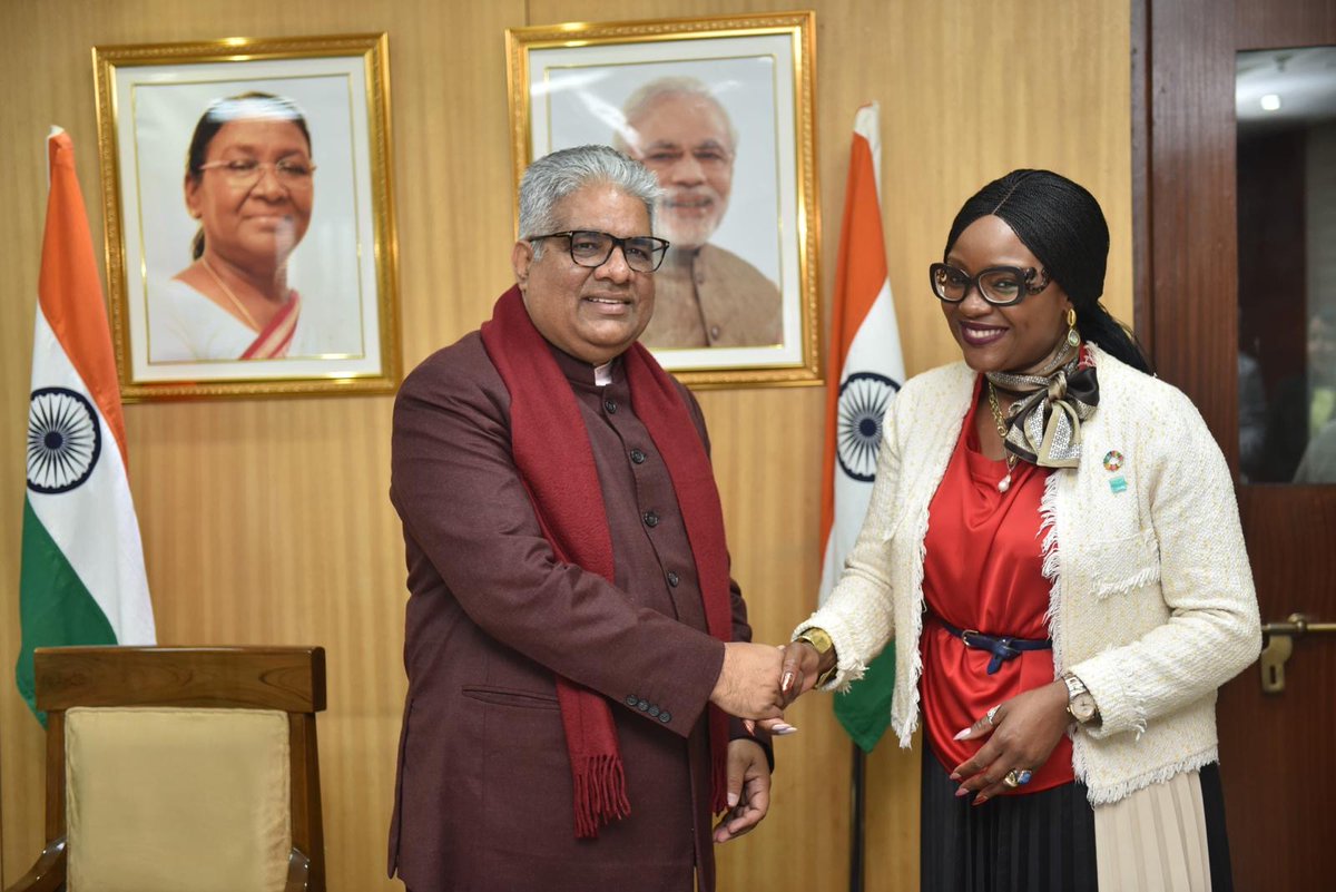 RamsarConv's tweet photo. Today the Secretary General @MumbaMusondam met with Honourable @byadavbjp, Minister of Environment, Forest and Climate Change, Government of India.

During the meeting she officially presented the certificates designating five new #RamsarSites, bringing the total in India to 80. https://t.co/E7BAZpjfGF