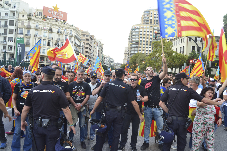La_Directa's tweet photo. #ULTRADRETA | Dels 28 ultres acusats per les agressions feixistes del #9Octubre de 2017, 26 han acceptat un acord de conformitat que s'espera ratificar el pròxim 14 de febrer en els tribunals. @EsterFayos  explicava ací qui eren alguns dels investigats https://t.co/7LUX2pzM2x https://t.co/F39FnnmB02