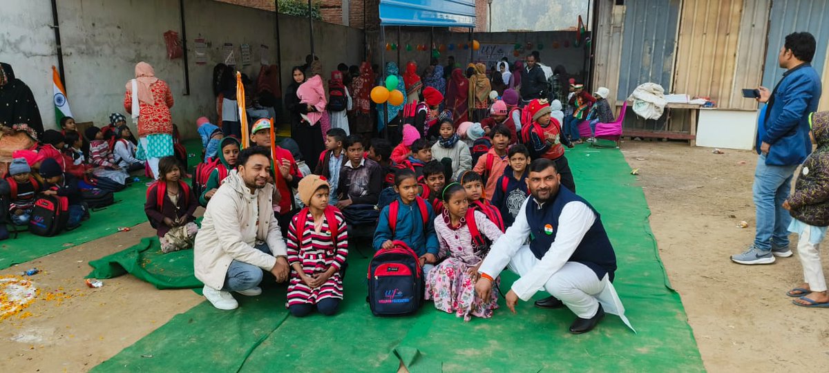 WellmanFoundat1's tweet photo. वेलमैन फाउंडेशन  के द्वारा 26 जनवरी के अवसर पर सूरजपुर स्थित वेलमैन कार्यालय पर मुस्कान कार्यक्रम के अंतर्गत चल रहे चल रहे क्लास में 150 बच्चों को स्कूल बैग विद स्टेशनरी  थर्मस के साथ बच्चों को वितरण किया गया है . https://t.co/XRZK9Qdm0D