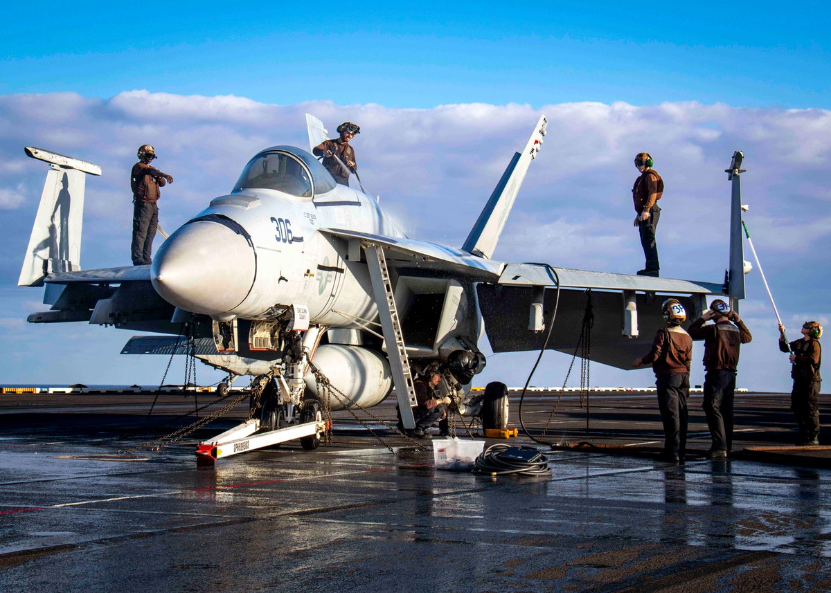 久しぶりのシャワー🚿】航行中の空母カール・ヴィンソンの飛行甲板で