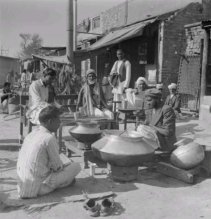 सड़क के किनारे स्वादिष्ट फूड स्टॉल की खूबसूरत तस्वीर, 1952

 #thehistorybuff #ancientindia #india  #history  #इतिहास  #भारत  #ऐतिहासिक  #foodbloggers