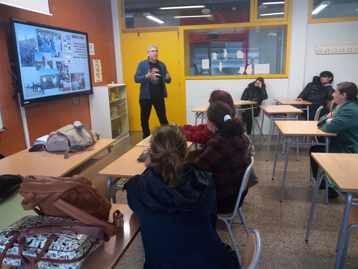 alaquasjove's tweet photo. Ahir la Xarxa @jovesnet va presentar el programa d'activitats #HortaNeta, de millora i conservació del medi ambient, a l'alumnat i equip docent del CFGS Educació i Control Ambiental a l'IES Clara Campoamor d'#Alaquàs.
Gràcies per l'acollida i esperem creuar sinergies en el futur! https://t.co/2WUMFDCeEy