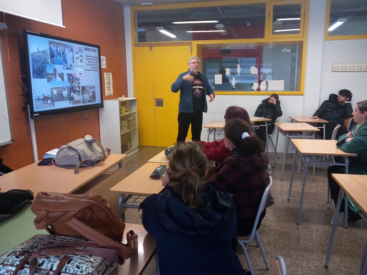 alaquasjove's tweet photo. Ahir la Xarxa @jovesnet va presentar el programa d'activitats #HortaNeta, de millora i conservació del medi ambient, a l'alumnat i equip docent del CFGS Educació i Control Ambiental a l'IES Clara Campoamor d'#Alaquàs.
Gràcies per l'acollida i esperem creuar sinergies en el futur! https://t.co/2WUMFDCeEy