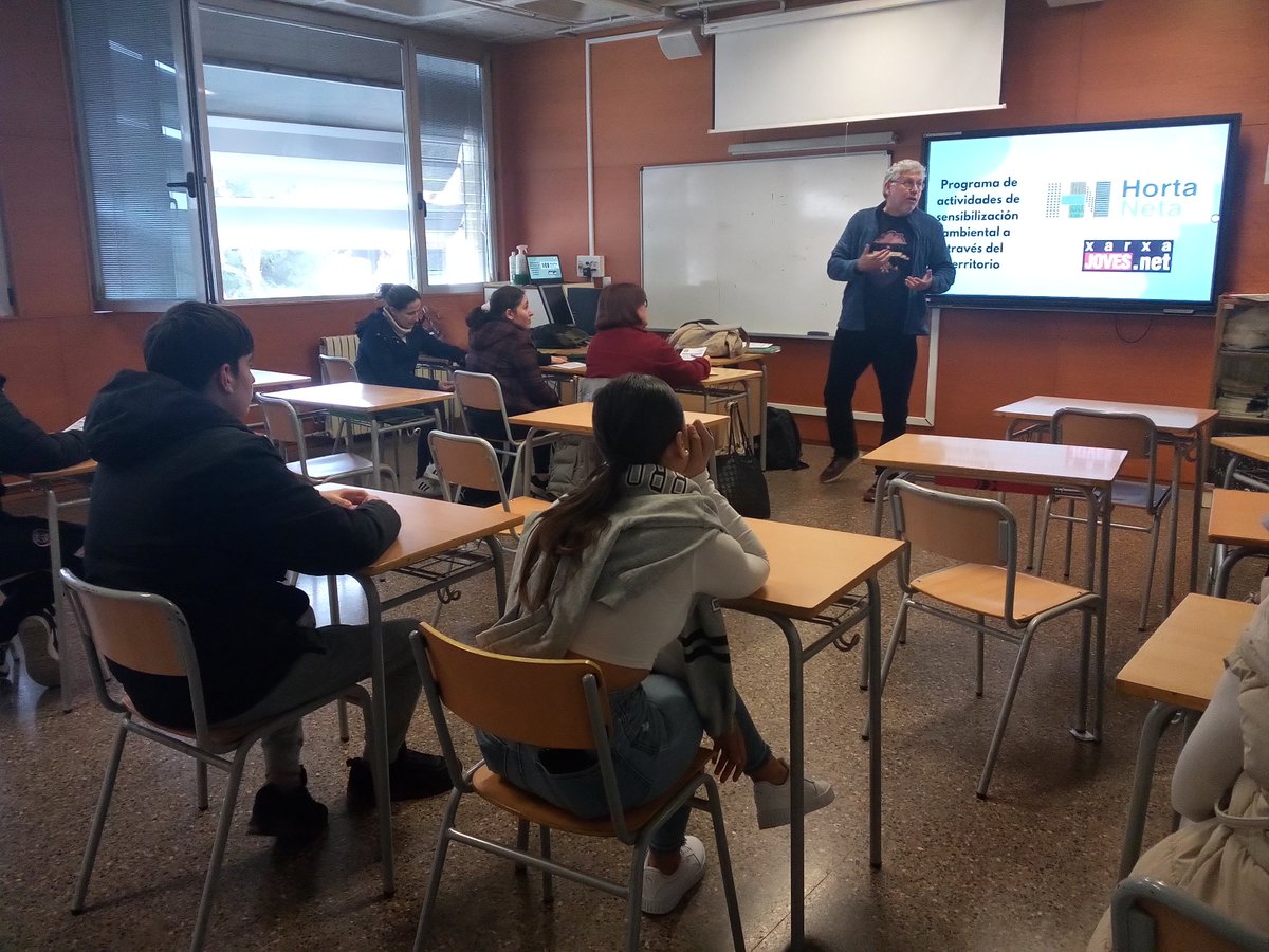 alaquasjove's tweet photo. Ahir la Xarxa @jovesnet va presentar el programa d'activitats #HortaNeta, de millora i conservació del medi ambient, a l'alumnat i equip docent del CFGS Educació i Control Ambiental a l'IES Clara Campoamor d'#Alaquàs.
Gràcies per l'acollida i esperem creuar sinergies en el futur! https://t.co/2WUMFDCeEy