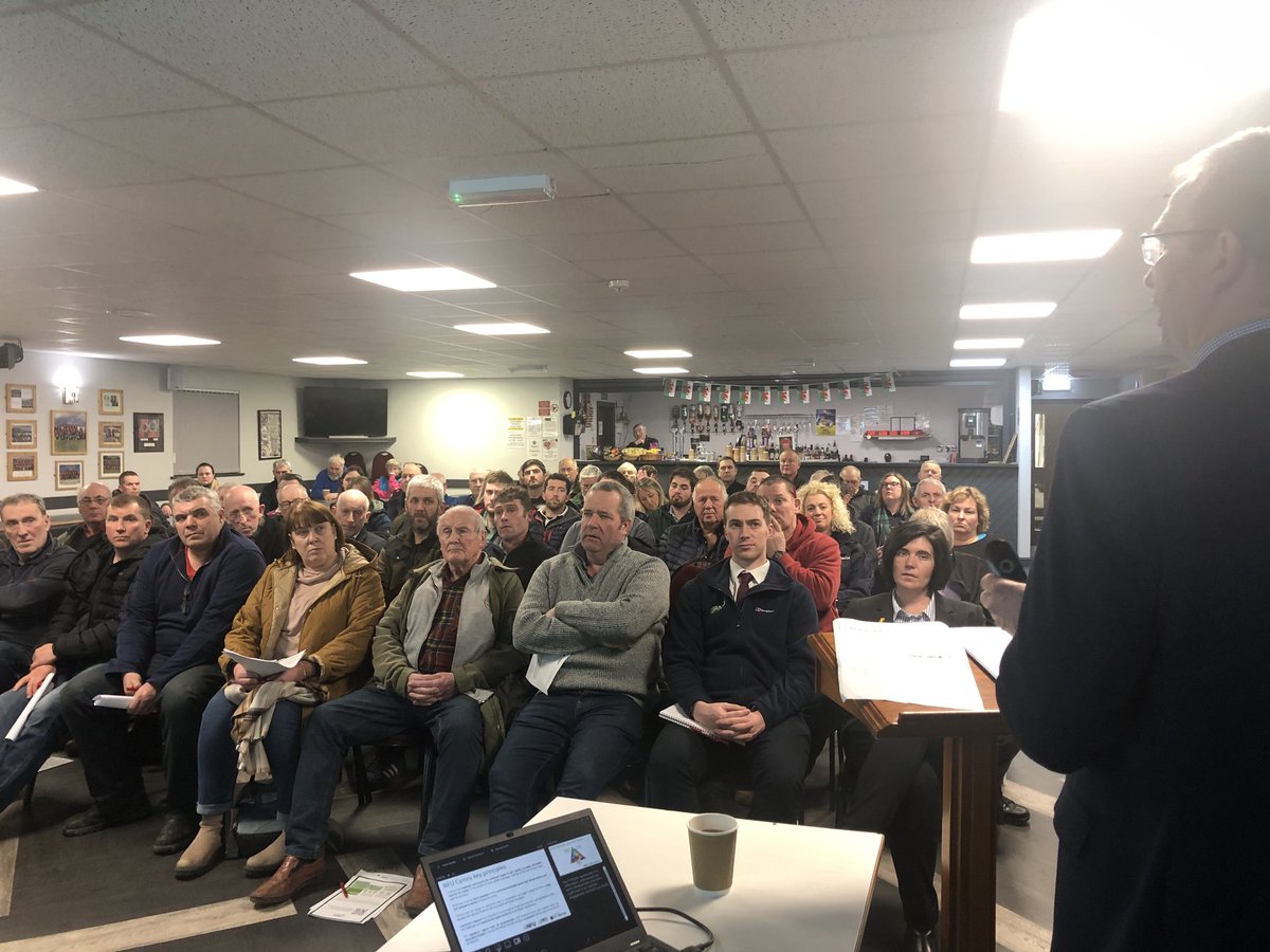 Mae'r torfeydd dal i  ddod, neithiwr ym Mhorthmadog. Heno yn Aberhonddu.
Attendance at our <a href="/NFUCymru/">NFU Cymru 🚜</a> roadshows has exceeded expectations but that should be no surprise considering all the implications to rural businesses . Tonight Brecon Market 7.30