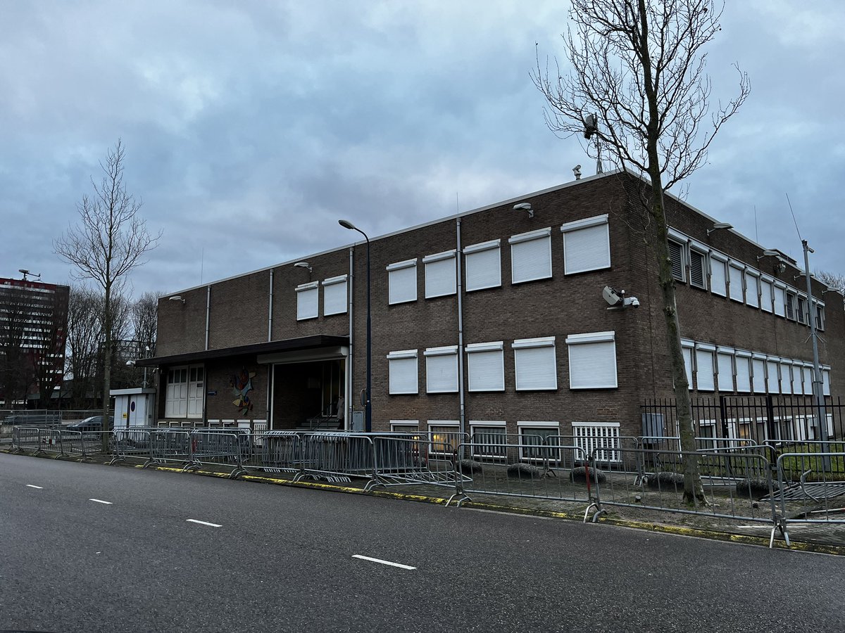 wesleymeijer's tweet image. De Amsterdamse bunker is flink gevuld met verdachten, advocaten, nabestaanden en pers omdat het Openbaar Ministerie over ruim een uur de strafeisen uitspreekt tegen negen mannen die worden verdacht van betrokkenheid bij de moord op Peter R. de Vries. #PeterRdeVries