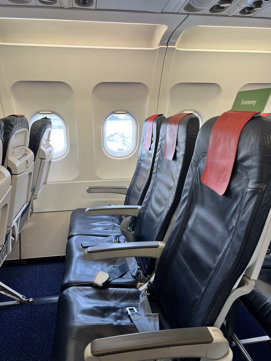 KdBdSdTd's tweet photo. @FlyingBrussels votre business class c’est de la pure arnaque. Y’a pas d’autres mots. On paie pour être situé au deuxième rang en fait. https://t.co/w2Cgtn2RWs