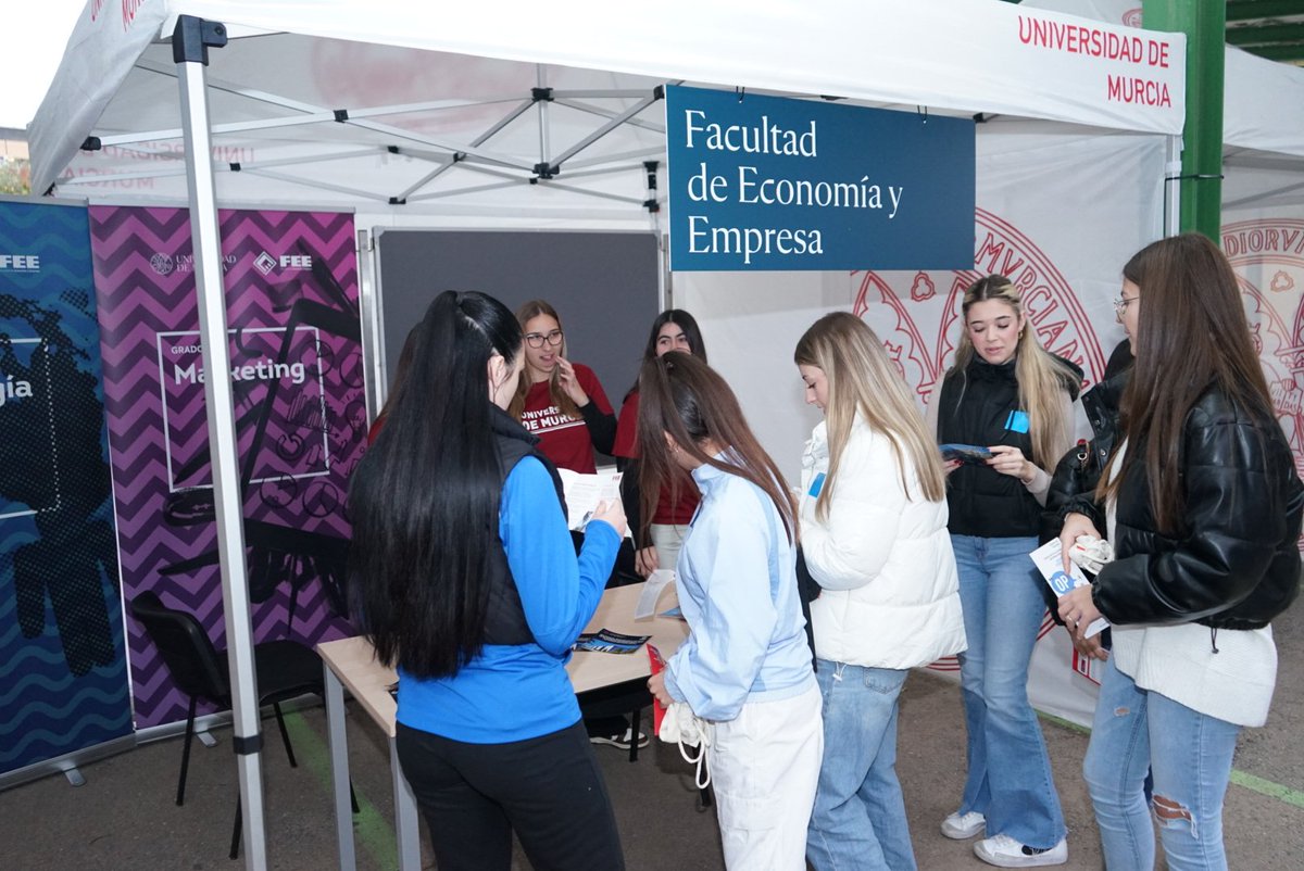 El parking del @CentroSocialUMU se llena de estudiantes de bachillerato procedentes de 85 centros de secundaria de toda la Región de Murcia. Os esperamos en el Stand de @EconomicasUMU @UMU para mostrar nuestra oferta formativa de Grados: ADE, Economía, Marketing y Sociología