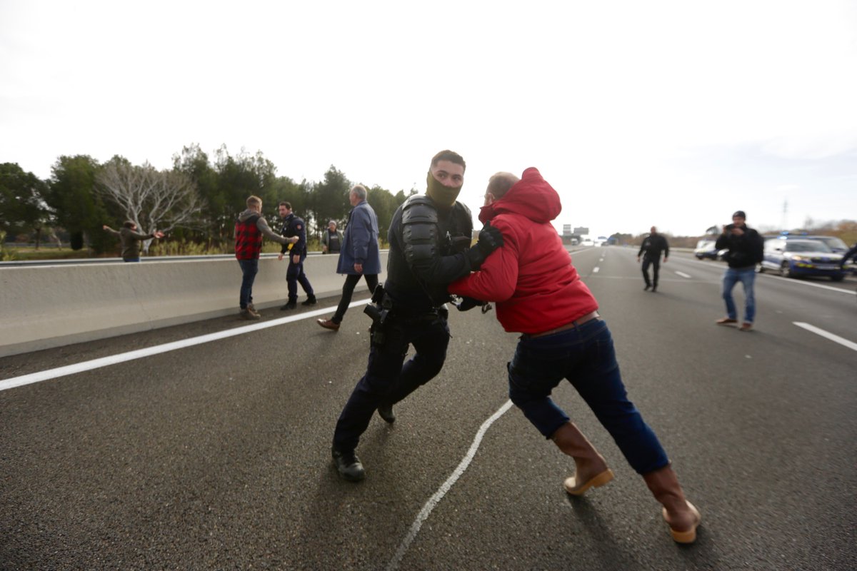 FredVennarecci's tweet photo. #fnsea #AgriculteursEnColeres  #FarmersProtest #parismatch #photojournalisms #PeagesudPerpignan #France 
📷@FredVennarecci https://t.co/Dhraj1n5h5