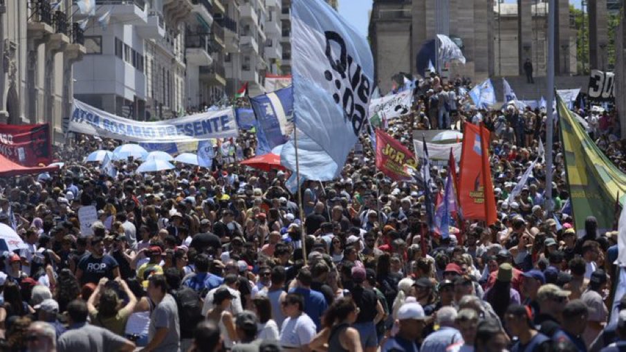 ÚLTIMA HORA 🇦🇷 Después de la huelga general de la semana pasada, los tribunales de Argentina han anulado todo el capítulo laboral del megadecreto de Javier Milei, declarando su 'invalidez constitucional'.