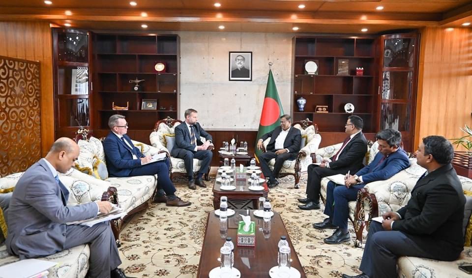 Pleasant & constructive meeting w new Foreign Minister of 🇧🇩, Dr Hasan Mahmud. 🇩🇰 remains invested in building the bilateral relationship further on partnership for #sustainable #growth- w 3 key priorities :#climate #change, increased #trade & value-based #political #partnership