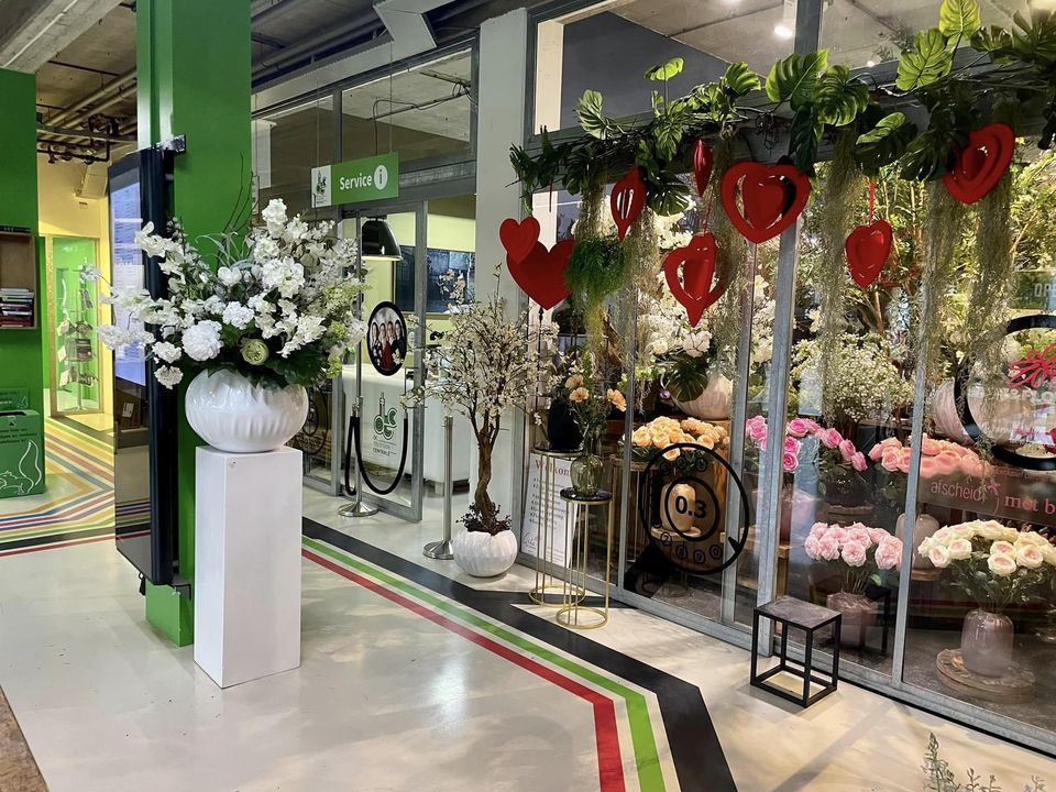 Als dit niet liefdevol binnenkomen is?! Onze huurder Ciska van Ciska Art &amp; Flowers heeft de entree omgetoverd tot dit plaatje, wie verras jij binnenkort? #liefde #valentijnsdag #zomaar #alkmaar