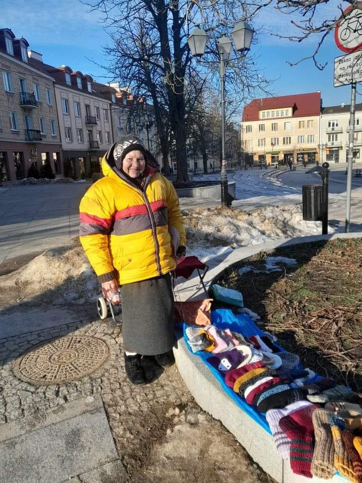 Uwaga, uwaga! Proszę o RT🙏

Pomóżcie nam dotrzeć do jak największej liczby osób! W Białymstoku na rynku Kościuszki, tuż obok baru PRL, możecie spotkać niezwykłą Panią Alę, której ręcznie robione arcydzieła są prawdziwym skarbem. Odwiedźcie ją między godziną 12:00 a 14:30, jeśli