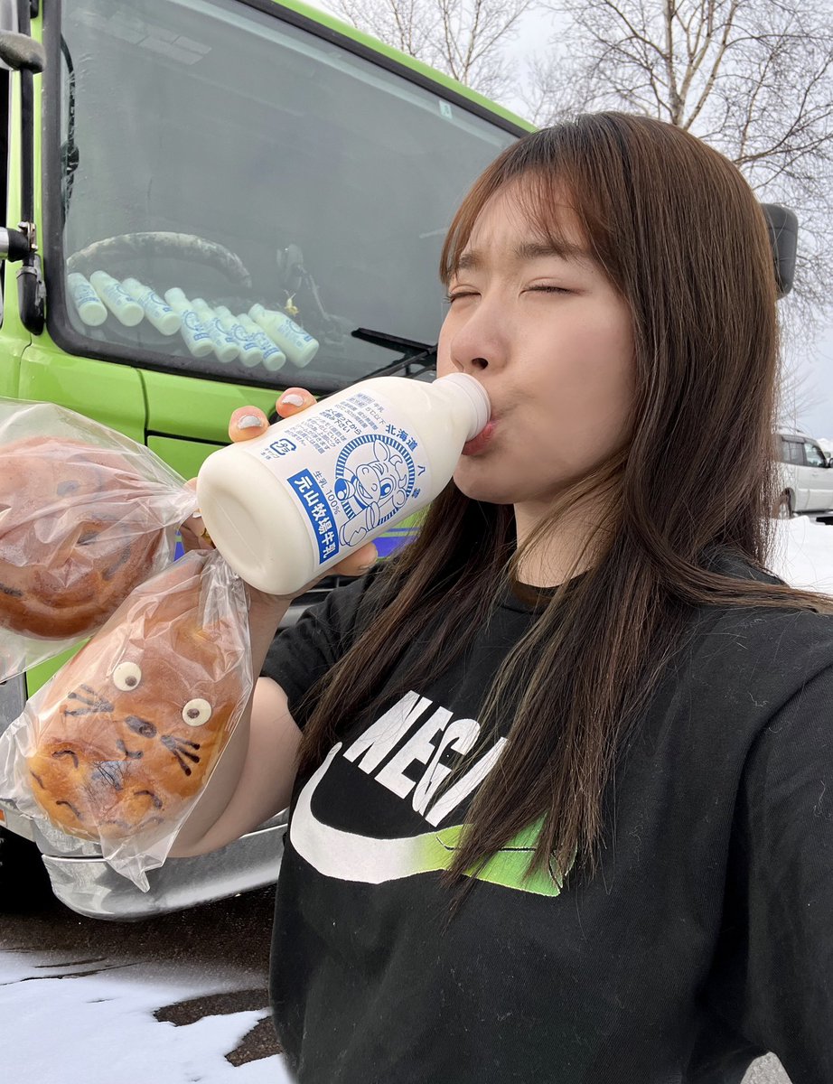 truckmeimei's tweet photo. 帰り荷の『函館の空気』輸送中の23歳🚚
休憩中にいただく極上の牛乳が
配達を終え緊張が解けた体に染み渡る🥛

今の私はほぼ牛乳配達員だな🐮 https://t.co/1SMmURVrT5