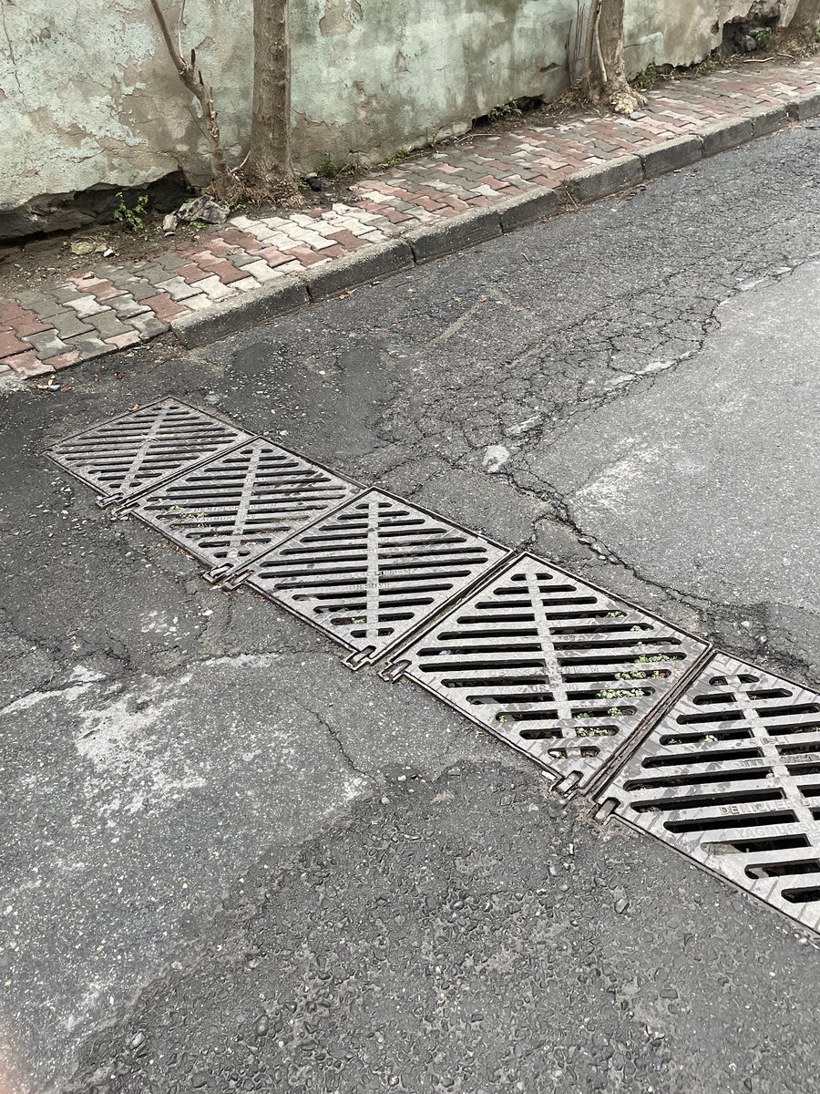 Şişli Belediyesi bu zamana kadar ne istediysek hepsini sudan sebepler ile reddetti...

Sokağımız aşırı derecede bakımsız!

"Kaldırımlardaki tahrip olmuş yükseltileri" defalarca söyledik ama tamiri yapılmadı, araçlar sürekli kaldırımlara park ediyor, fen işleri buraları tamir