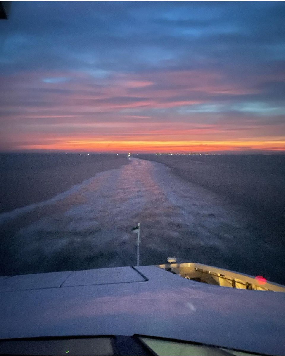 rederijdoeksen's tweet photo. 🤩 Goedemorgen vanaf de brug van de Vlieland #captainsview #sunrise #wadden (credits foto: Jelle van Randen) https://t.co/Qhh2EucJyF