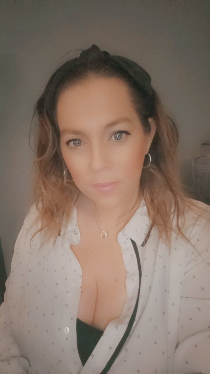 Deadline day and I actually feel quite relaxed about it 😁 January has been absolutely manic with work,poor health and family illness but ive survived 🤣🤣 please excuse the slept in hair, not exactly day 2 curls more liked slept in a hedge look 😜
Happy Wednesday 😉