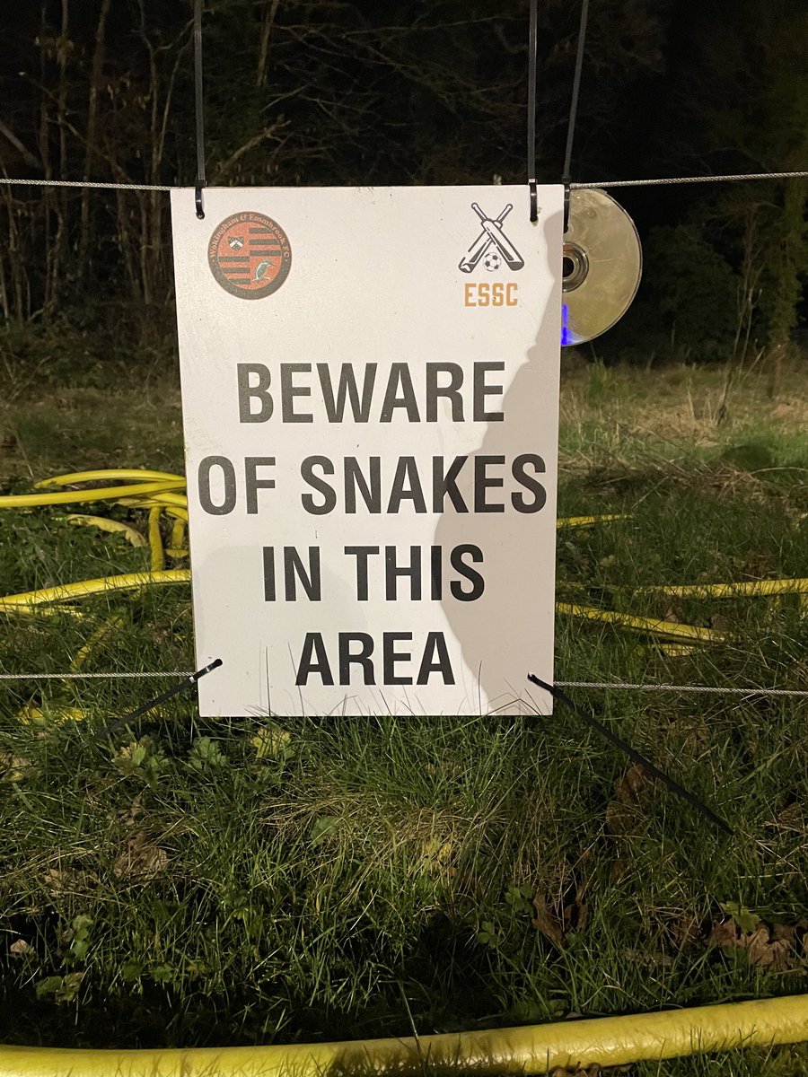 Enjoyed my visit to ⁦@wokingham_sumas⁩ last night. Found the signage rather perturbing, though. ⁦@HolyportFC⁩ ⁦@ComCoFL⁩