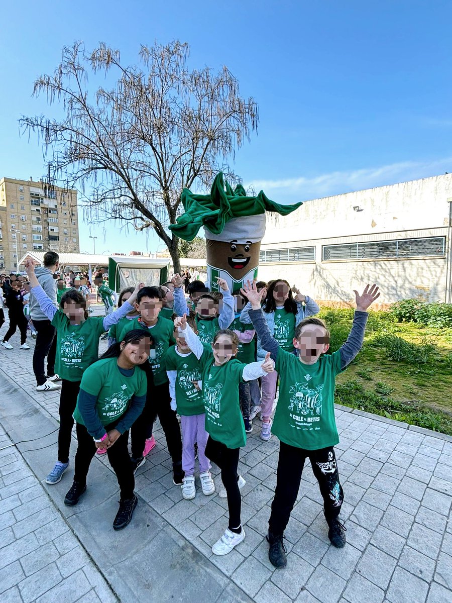 CEIP_TEODOSIO's tweet photo. Día inolvidable ayer el que vivimos con la visita a nuestro centro de una representación del R. Betis. Juegos, actividades, entrevistas, concursos y regalos... Orgullosos del ambiente de respeto y deportividad que mostró nuestro alumnado. Gracias al @RealBetis #forevergreen https://t.co/HP4Rhp35ZW