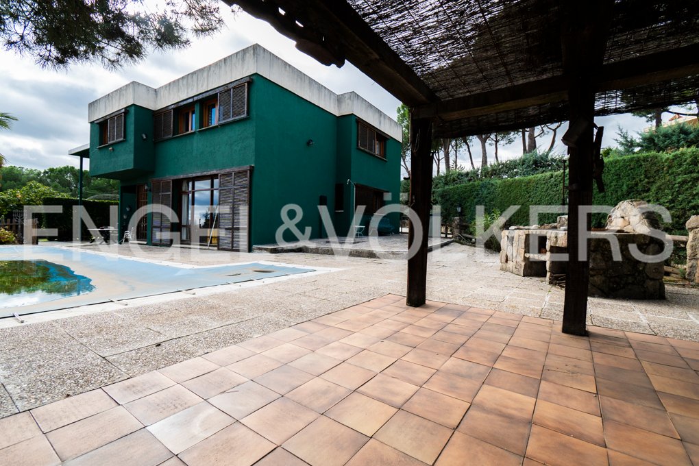 🔴Novedad🔴: chalet en una de las mejores zonas de Los Peñascales, en Torrelodones, con únicas vistas al Monte de El Pardo y el skyline de Madrid. Más info: +34.91.859.43.85/ engelvoelkers.com/es/exposes/b54…