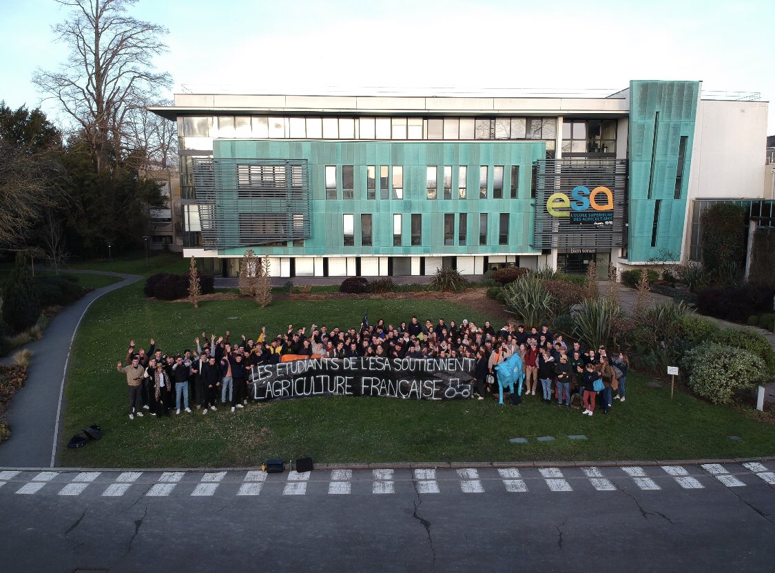 Les étudiants de l’ESA soutiennent l’agriculture française ! 🌱🐮

Nous étions environ 150 hier soir devant l’ESA  pour exprimer notre soutien à toute la profession agricole. 
Ensemble, nous assumons de ne pas vouloir voir notre agriculture disparaître !