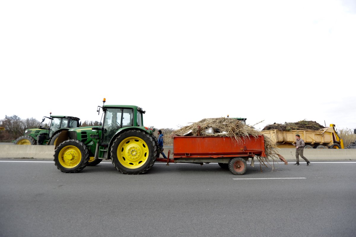 FredVennarecci's tweet photo. #AgriculteursEnColeres #FarmersProtest #Perpignan #FNSEA #Photojournalism #FranceRurale #Francefarmers  #France 
📷 @FredVennarecci https://t.co/3S4gKSpc4Y