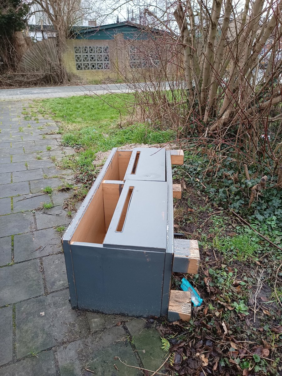 CarrieSalikin's tweet image. Free tv stand, slightly used and might need some restoration work. 🤦‍♀️

Do better people, your used junk doesn't need to be dumped randomly. 

#litter #consideration #disrespect