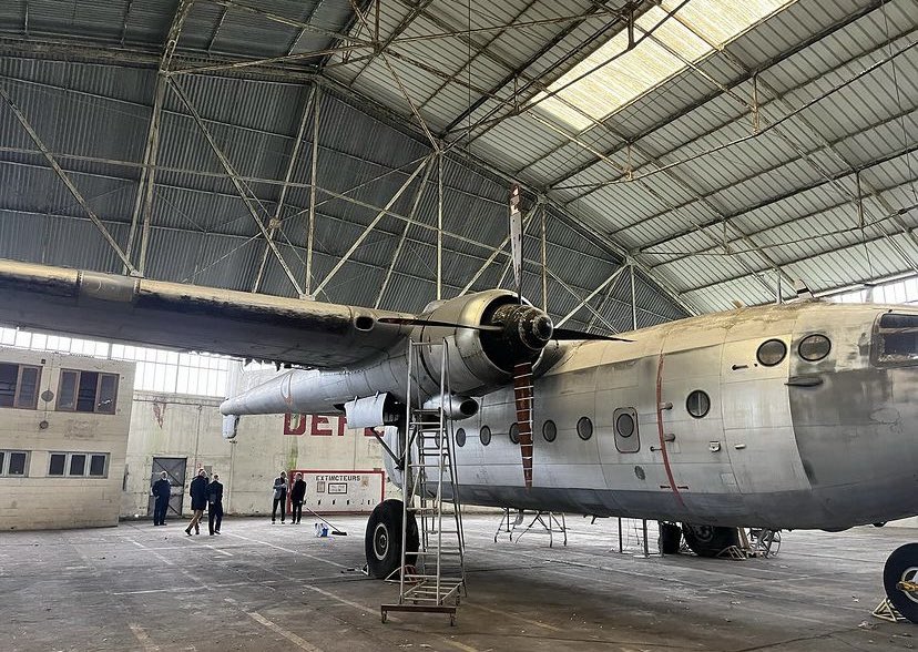 VilleChateaudun's tweet photo. Monsieur le Maire avec le Général Emmanuel Boiteau (Directeur du CESA, Centre d’Etudes Stratégiques Aérospatiales) sur le Petit aéroport civil de Châteaudun (Code OACI : LFOC)au HM5 afin de valoriser et de développer la magnifique collection CANOPÉE !#GrandChateaudun #Canopee https://t.co/kI4cQVS5vn