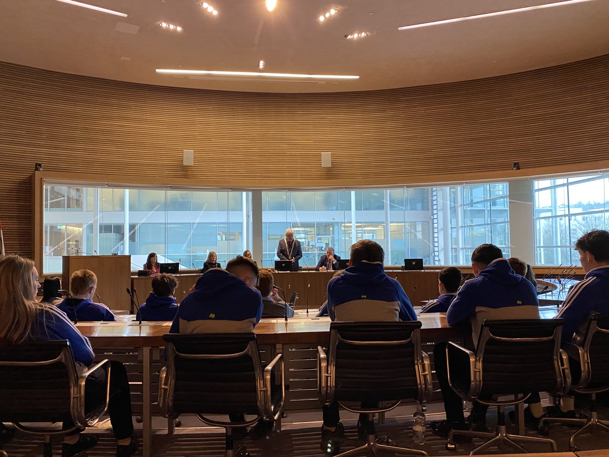 🏫 The Mayor of The County of Cork, Cllr. Frank O'Flynn and Cllr. Bernard Moynihan welcomed 48 transition year students from @BoherbueC to Cork County Hall for an educational tour.  

🤝 The students were given presentations in the Council Chamber on the History of Cork County