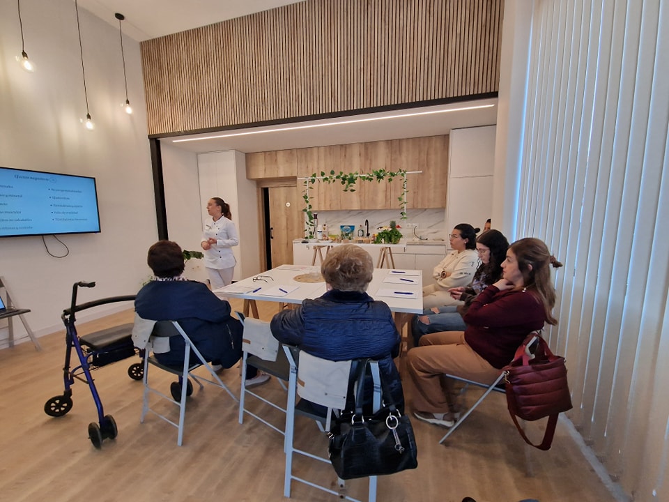 farmsantamaria's tweet photo. Maravilloso estreno del Aula Saludable de Farmacia Santamaría: un espacio dedicado a quienes buscan mejorar su calidad de vida y su bienestar. 
🥤🥬🫚🫐Ayer ofrecimos un taller sobre Dietas Detox con teoría y práctica. Aprendimos a hacer nuestro propio batido depurativo. https://t.co/4sNfnnt2tR