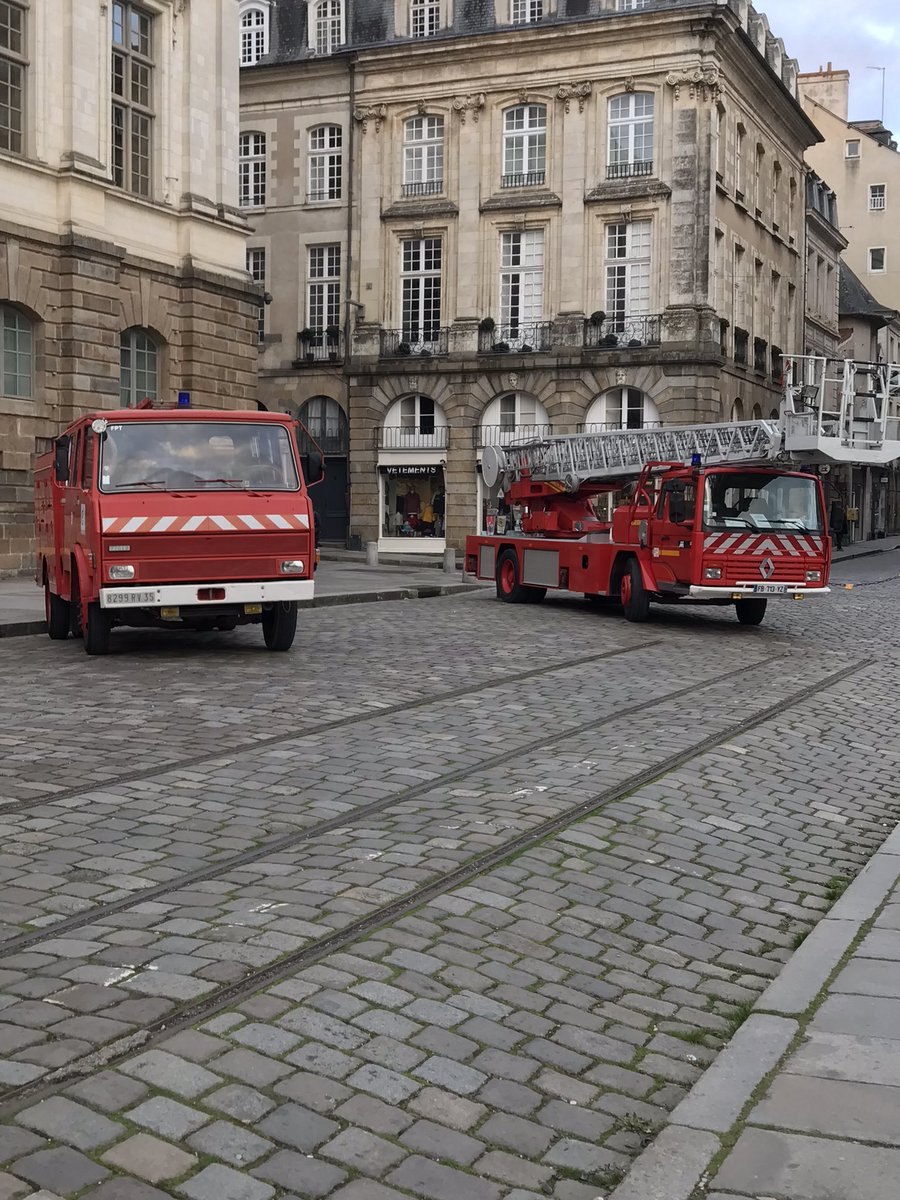 plbesnier's tweet photo. Dans la nuit du 4 au 5 février 1994, le Parlement de Bretagne brûlait à Rennes. Cela fera 30 ans dans quelques jours. Quelques illustrations des camions de pompiers présents au moment de ce terrible incendie
#parlementdebretagne #Rennes https://t.co/8KAZFzf9VP