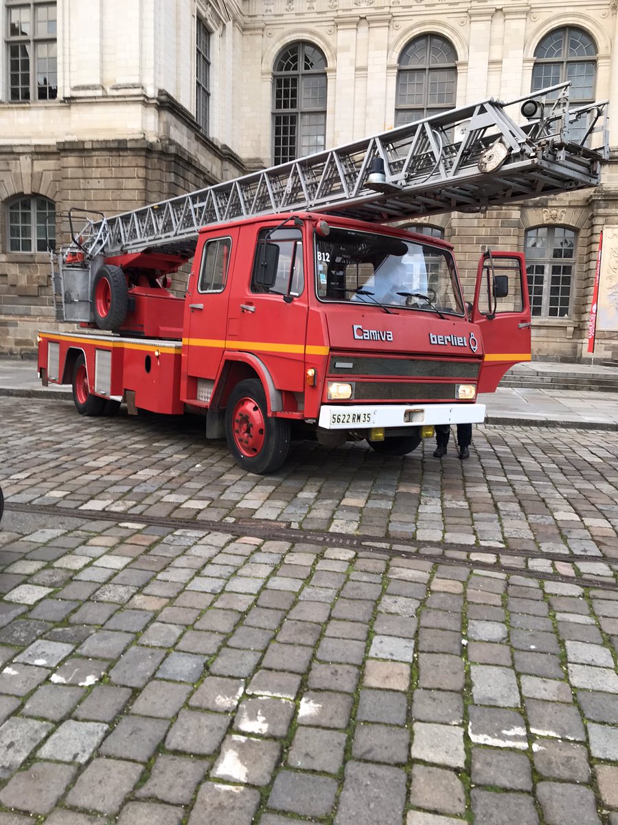 plbesnier's tweet photo. Dans la nuit du 4 au 5 février 1994, le Parlement de Bretagne brûlait à Rennes. Cela fera 30 ans dans quelques jours. Quelques illustrations des camions de pompiers présents au moment de ce terrible incendie
#parlementdebretagne #Rennes https://t.co/8KAZFzf9VP