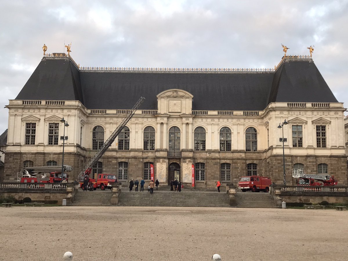 plbesnier's tweet photo. Dans la nuit du 4 au 5 février 1994, le Parlement de Bretagne brûlait à Rennes. Cela fera 30 ans dans quelques jours. Quelques illustrations des camions de pompiers présents au moment de ce terrible incendie
#parlementdebretagne #Rennes https://t.co/8KAZFzf9VP