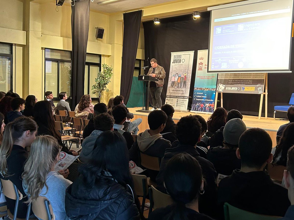 El equipo del #Informajoven a tope junto a nuestra Concejala <a href="/Sofialbg/">Sofía López-Briones</a> en las I Jornadas organizadas por nuestro corresponsal del <a href="/iesingeniero/">IES Ingeniero de la Cierva</a> para dar a conocer el #PIJ (Punto de Información Juvenil). Enhorabuena a <a href="/pij_iescierva/">PIJ I.E.S Ingeniero de la Cierva</a> por la estupenda organización 👏🏻👏🏻👏🏻 Bravo!