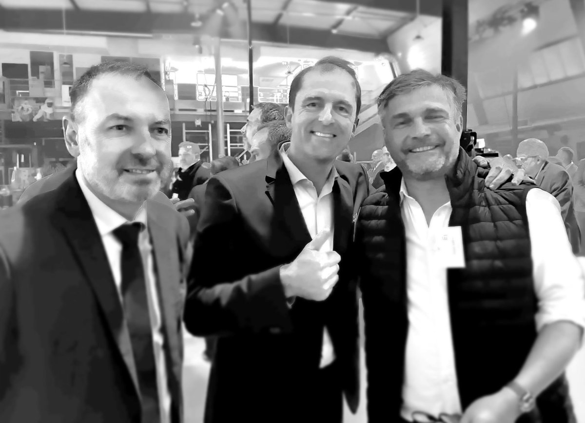 AubeBen's tweet photo. Moment convivial lors des vœux de l’UE57 en présence de Patrick Martin. La team France Travail en pleine discussion avec Fabrice Nourdin le directeur territorial Moselle de France travail, Thibaut Guilluy le directeur général de France Travail &amp; notre directeur Benoît Aubert. https://t.co/dlDwWeuVgJ