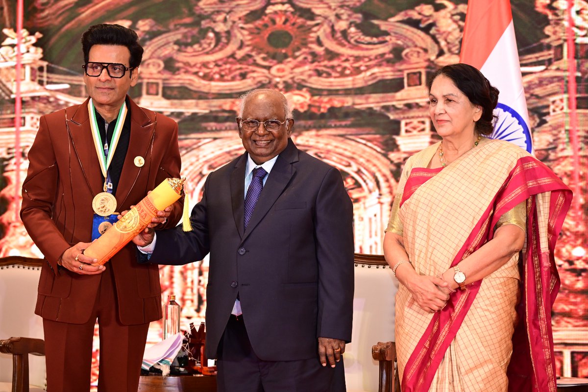 Honored to receive the Champions of Change Award Maharashtra, conferred by the Hon’ble 37th Chief Justice of India, Justice K G Balakrishnan, and Hon’ble Justice Gyansudha Misra. Heartfelt congratulations to my fellow awardees for their inspiring contributions. Thank you, Shri